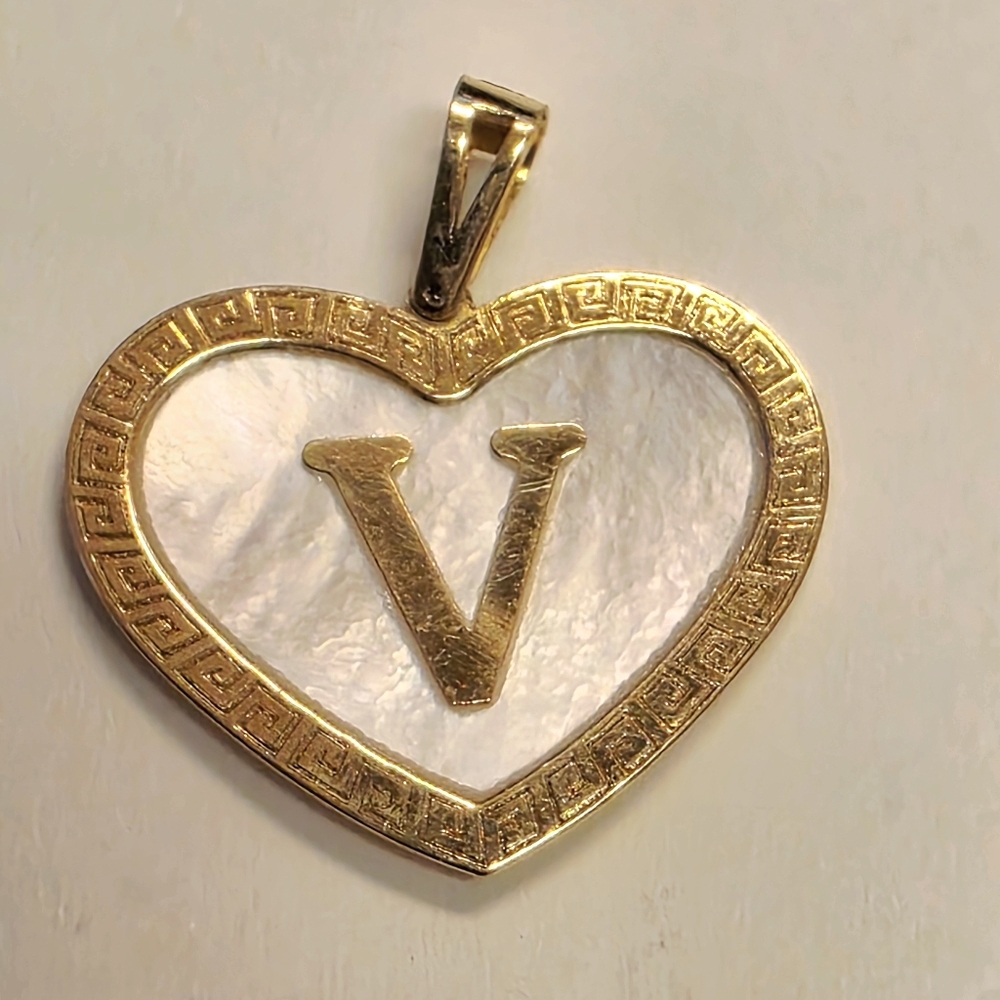 🪷18k Gold V Initial Mother Of Pearl Heart Pendant